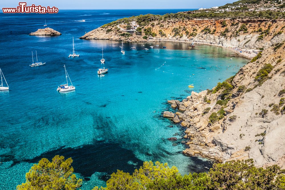 Immagine Cala d'Hort una delle baie di Ibiza, Isole Baleari