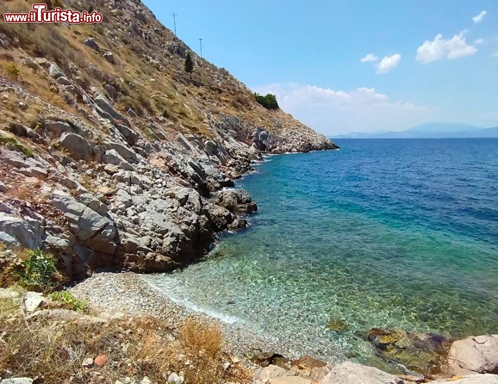 Immagine Una caletta a est del porto di Hydra (Isole Saroniche, Grecia).