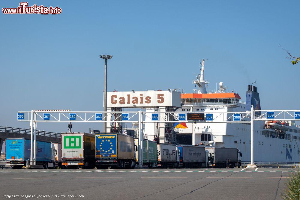 Immagine Calais, Francia: camion in attesa di salire sul traghetto per Dover. Questo porto è il principale di collegamento tra Francia e Inghilterra - © malgosia janicka / Shutterstock.com