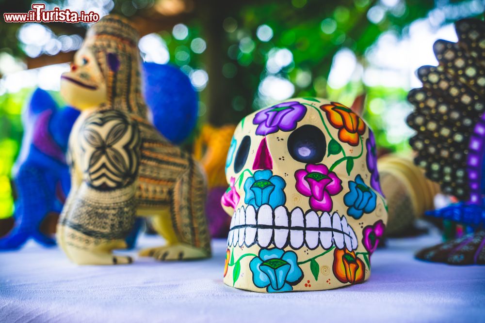 Immagine Una calavera e altri oggetti artigianali in un mercatino di Oaxaca de Juárez, in Messico.