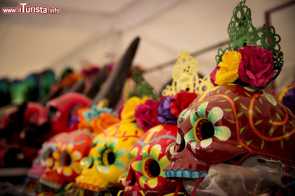 Immagine Maschere di calaveras durante la manifestazione del Día de Muertos a Città del Messico.