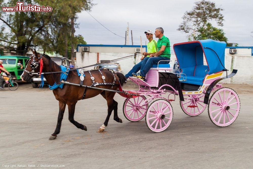 Immagine Un calesse utilizzato come taxi nel centro storico di Bayamo, il capoluogo della provincia di Granma (Cuba) - © Matyas Rehak / Shutterstock.com