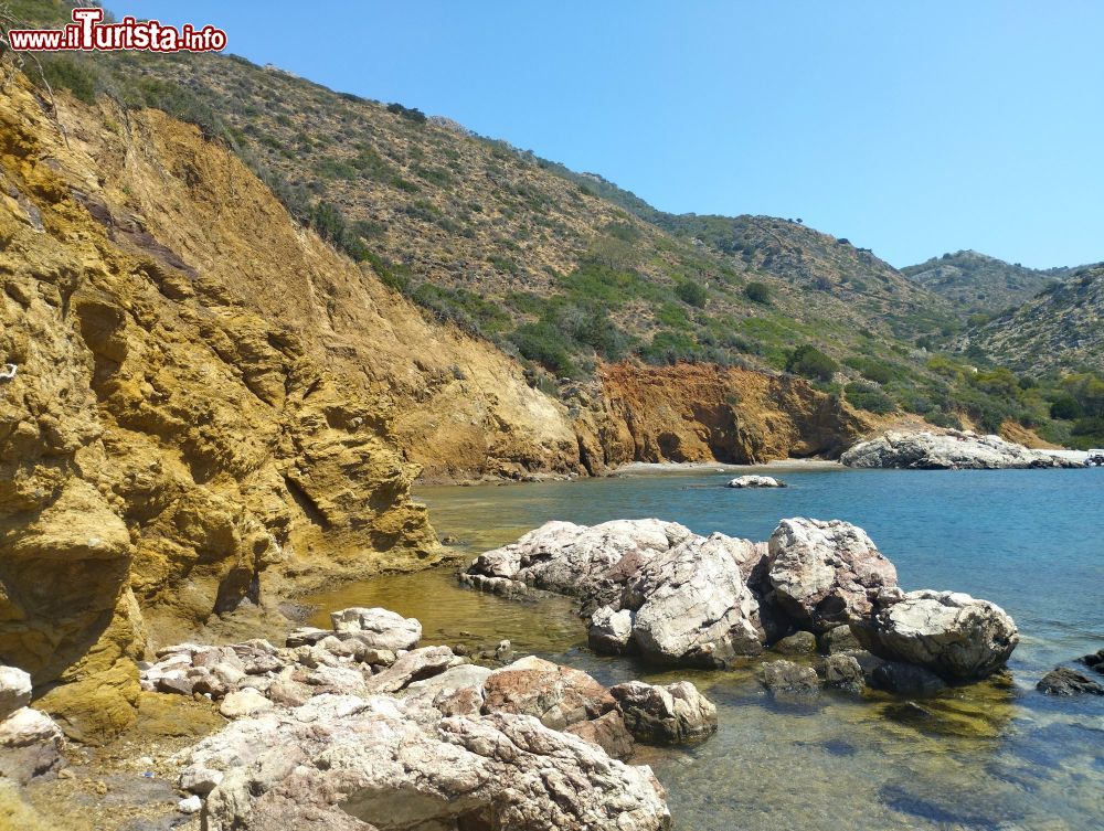 Immagine Gli scogli e le calette vicino alla spiaggia di Agios Nikolas, sull'isola di Hydra (Grecia).