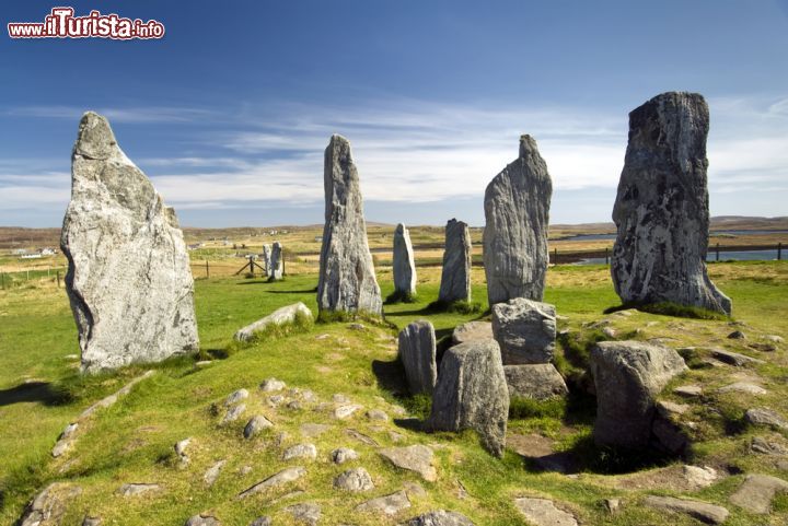 Immagine Sito archeologico di Callanish a Lewis and Harris, Scozia - Callanish, paesino situato sulla parte occidentale dell'isola di Lewis and Harris, ospita uno dei più affascinanti monumenti megalitici della Scozia che risale ad un periodo compreso fra il 4500 e il 1500 a.C © Photo Image / Shutterstock.com