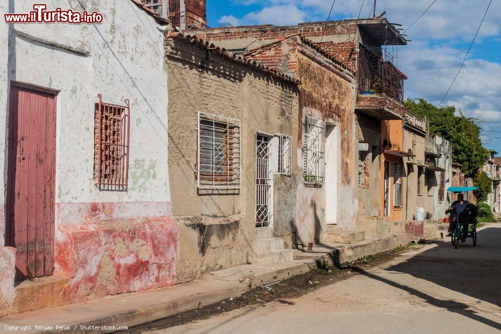 Immagine Camagüey, Cuba: vecchie case un po' malmesse nelle strade della terza città cubana per numero di abitanti - © Matyas Rehak / Shutterstock.com