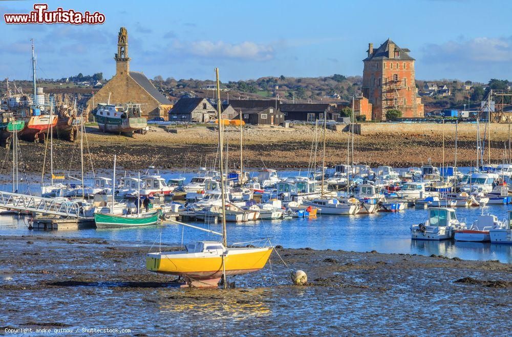 Immagine Camaret-sur-Mer, Francia: la Torre Vauban, la chiesa di Notre-Dame-De-Rocamadour e barche in primo piano - © andre quinou / Shutterstock.com