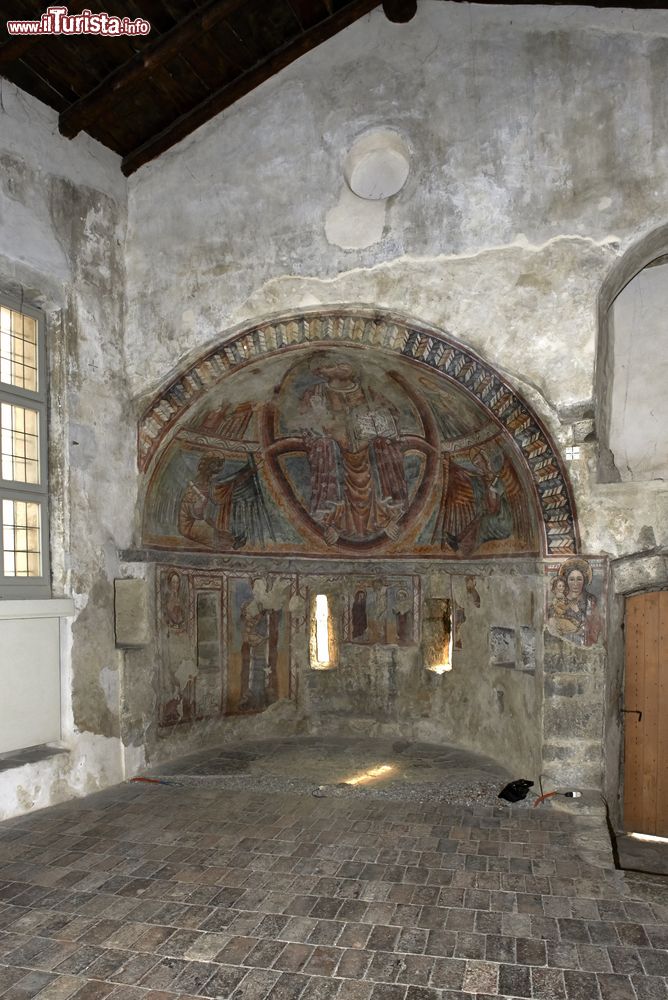 Immagine Cambianica di Tavernola Bergamasca: l'abside della chiesa di San Michele abbellito con affreschi del XV secolo.