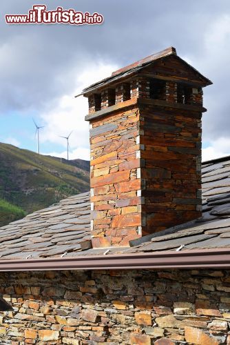 Immagine Camino di un'abitazione a Piodao, Portogallo - Come il resto dell'edificio, anche il grazioso camino di questa casa è costruito in scisto, roccia metamorfica a grana medio grossa © Carlos Moura / Shutterstock.com