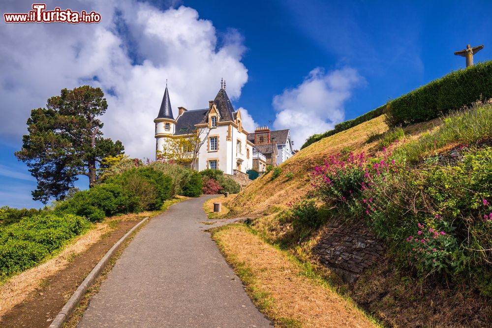 Immagine La campagna attorno alla città bretone di Cancale, Francia, in una giornata d'estate.