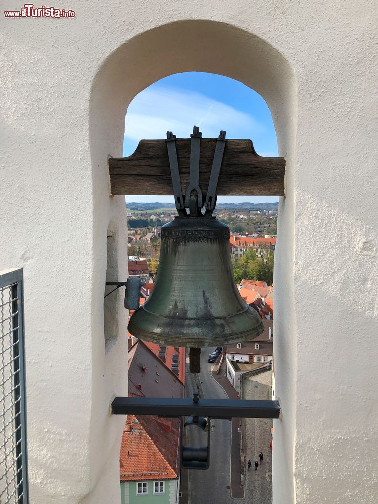 Immagine Campana svedese alla Bayertor di Landsberg am Lech, Germania. Sullo sfondo, la città bavarese.