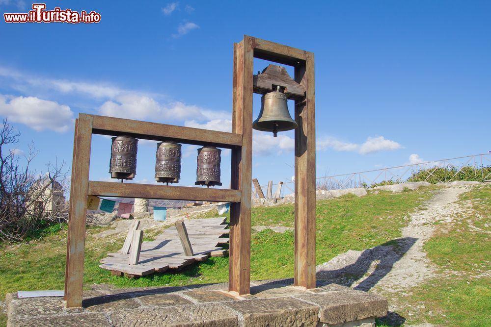 Immagine Campane tibetane a Pennabilli, Emilia Romagna. Si trovano in cima al colle su cui sorge il borgo medievale.