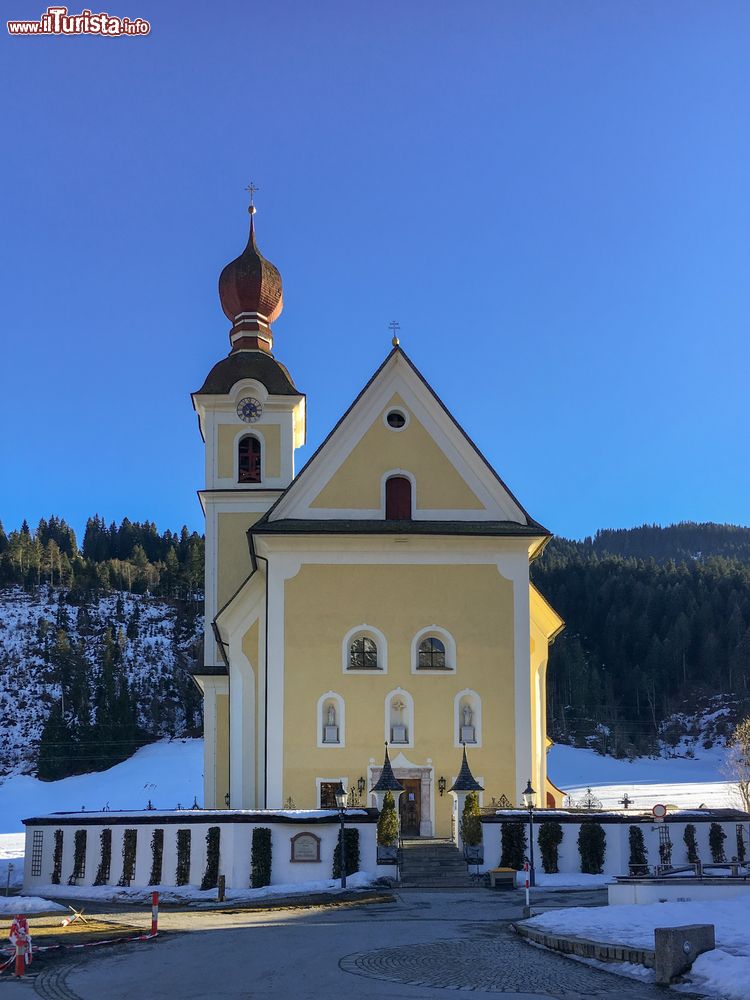 Immagine Campanile a bulbo in una chiesa di Going am Wilden Kaiser in un pomeriggio d'inverno (Austria).