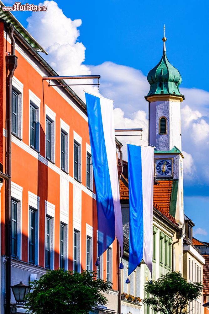 Immagine Campanile a guglia nel centro storico della città di Murnau am Staffelsee, Baviera (Germania).