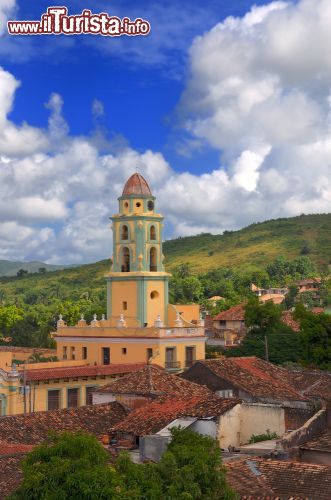 Immagine I tetti e il campanile di Trinidad, Cuba - Trinidad, città situata nella parte centrale di Cuba, è un vero gioiello di arte coloniale e anima latina: piena di divertimento, concerti e balli ma al tempo stesso di ricordi e solennità.  - © Roxana Gonzalez / Shutterstock.com