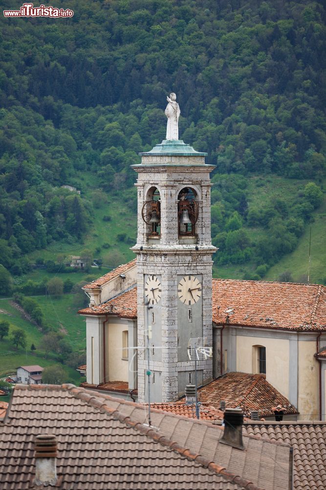 Immagine Il campanile della Chiesa di San Colombano a Parzanica, in Lombardia