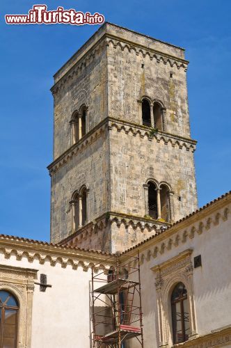 Immagine Il Campanile rivestito in pietra dell'Abbazia di San Michele Arcangelo Montescaglioso - © Mi.Ti. / Shutterstock.com