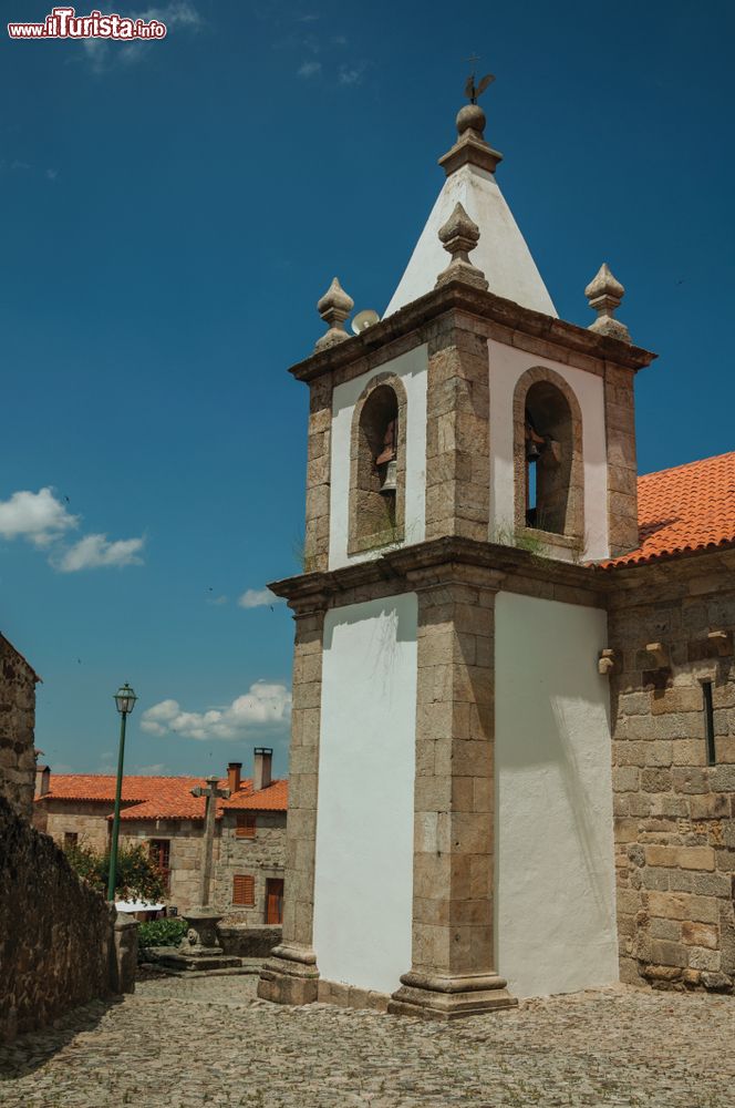 Immagine Campanile della chiesa barocca a Linhares da Beira, Portogallo. Questo borgo medievale è caratterizzato da una varietà architettonica soprendente.