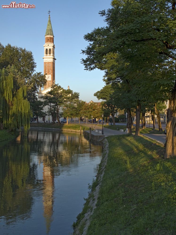 Immagine Campanile della chiesa principale di Dolo e fiume Brenta