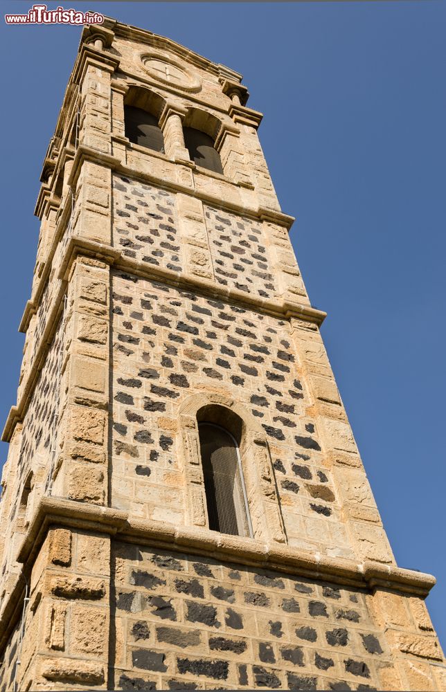 Immagine Il campanile di Nostra Signora del Rimedio a Solanas, Sardegna.