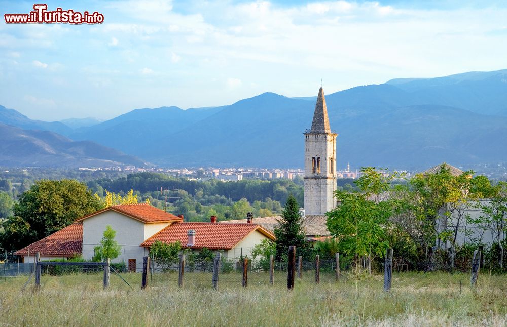 Immagine Campanile nella campagna di Sulmona, provincia dell'Aquila, con la valle di Peligna sullo sfondo (Abruzzo).