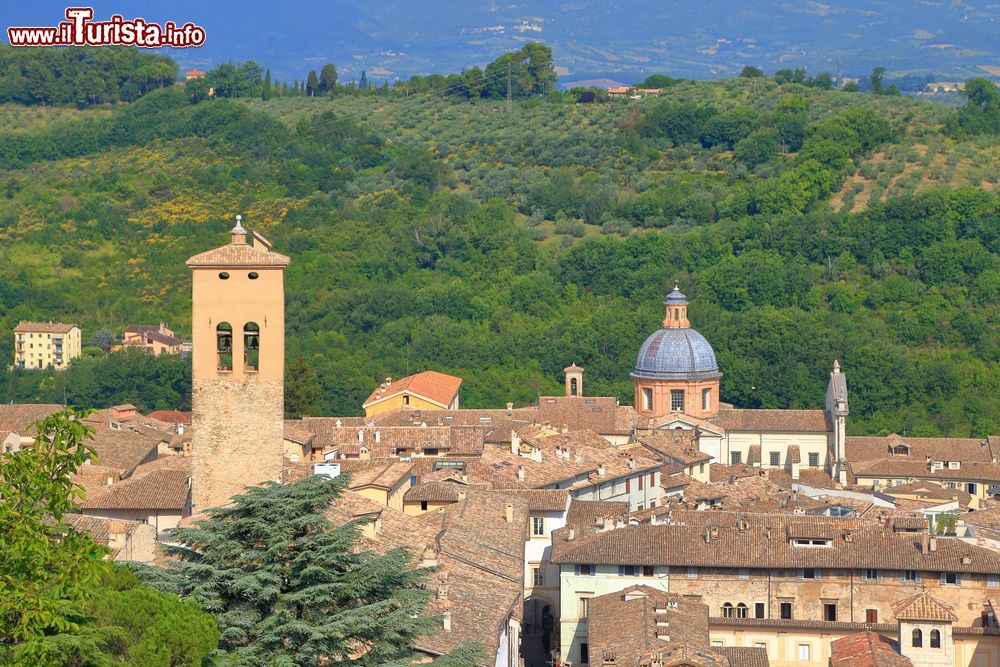 Immagine Campanili di edifici religiosi e palazzi storici nella città di Spoleto, Umbria.