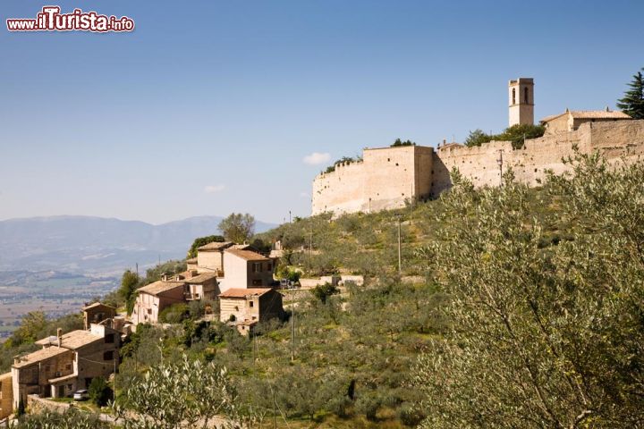 Immagine Campello Alto il magico  borgo murato di Campello sul Clitunno in Umbria - © imagesef / Shutterstock.com