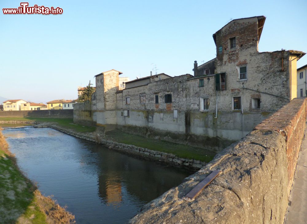 Immagine Campi Bisenzio, Toscana: un ponte sul fiume Bisenzio al tramonto