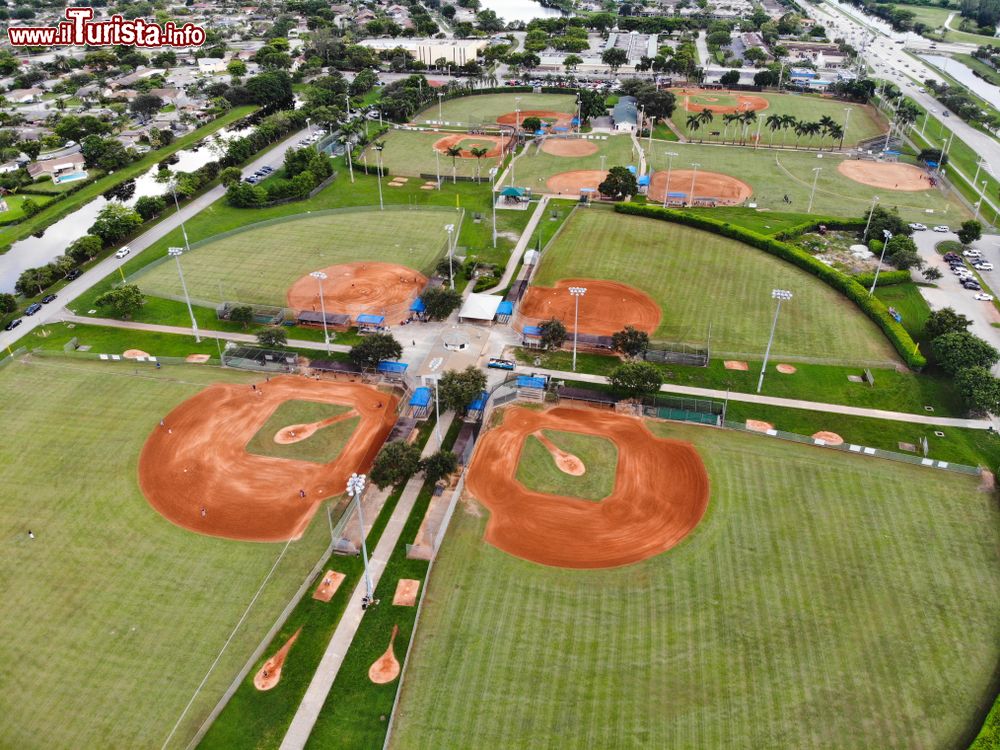 Immagine Campi da baseball fotografati dall'alto nella città di Pembroke Pines, Florida.