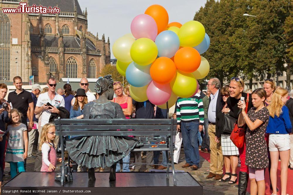 Immagine Campionato delle statue viventi a Arnhem, Olanda: una ragazza con palloncini colorati su una panchina - © Ronald Wilfred Jansen / Shutterstock.com