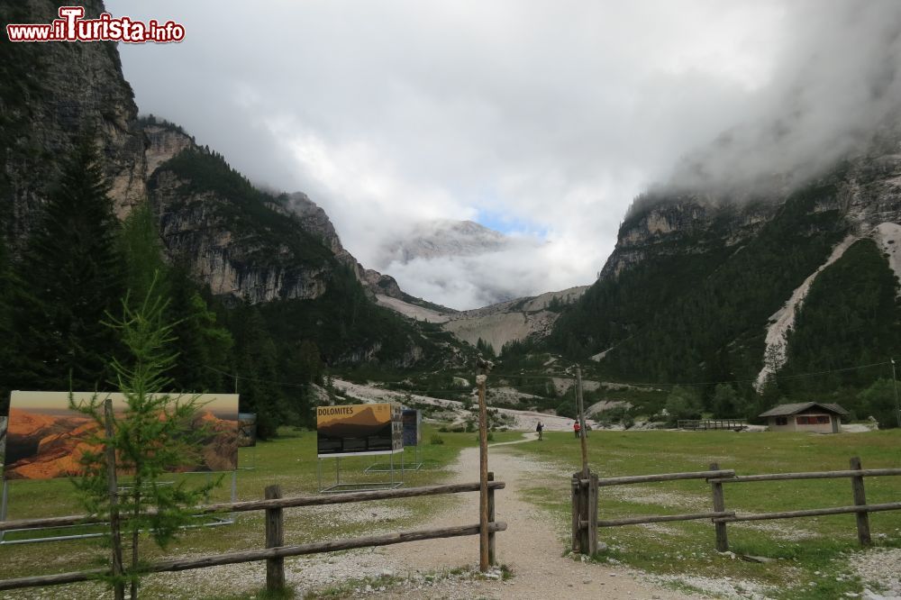 Immagine Campo base del Parco Naturale Fanes-Sennes-Braies a San Vigilio di Marebbe, Trentino Alto Adige. Chi desidera andare alla scoperta di un eden naturale non può perdere una passeggiata nel parco naturalistico fondato nel 1980. Grazie alla sua superficie di oltre 25 mila ettari rappresenta uno dei parchi più vasti di tutta la regione.