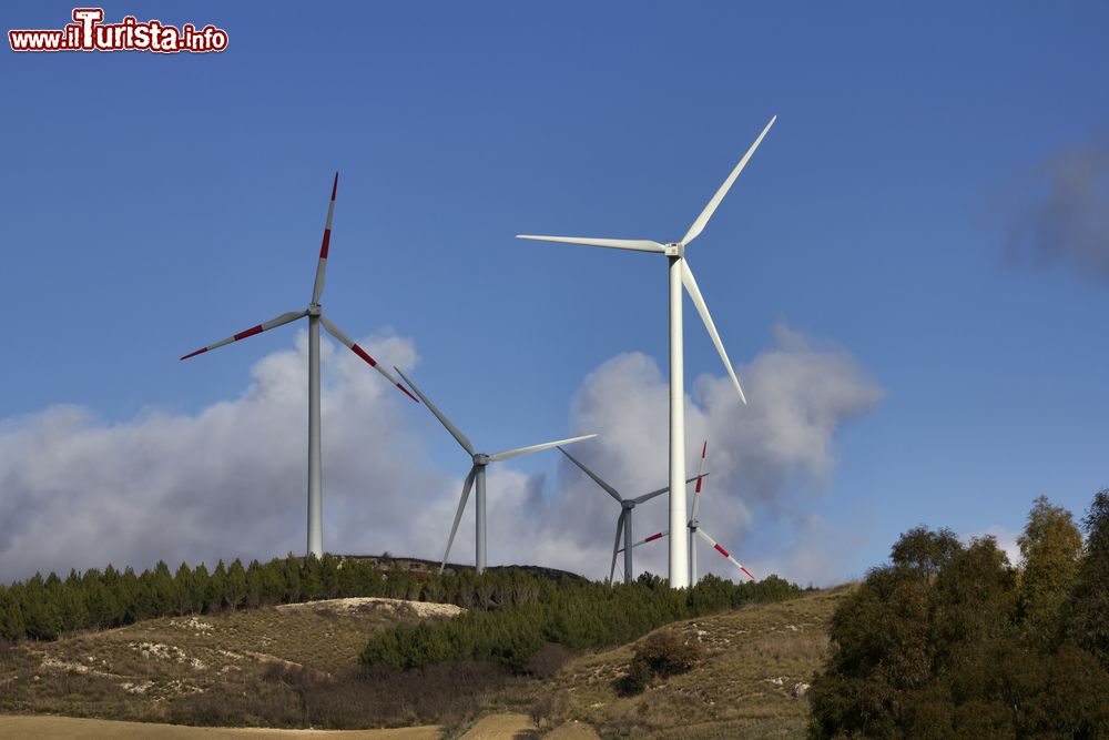 Immagine Un campo eolico nell campagne intorno a Francoconte in Sicilia