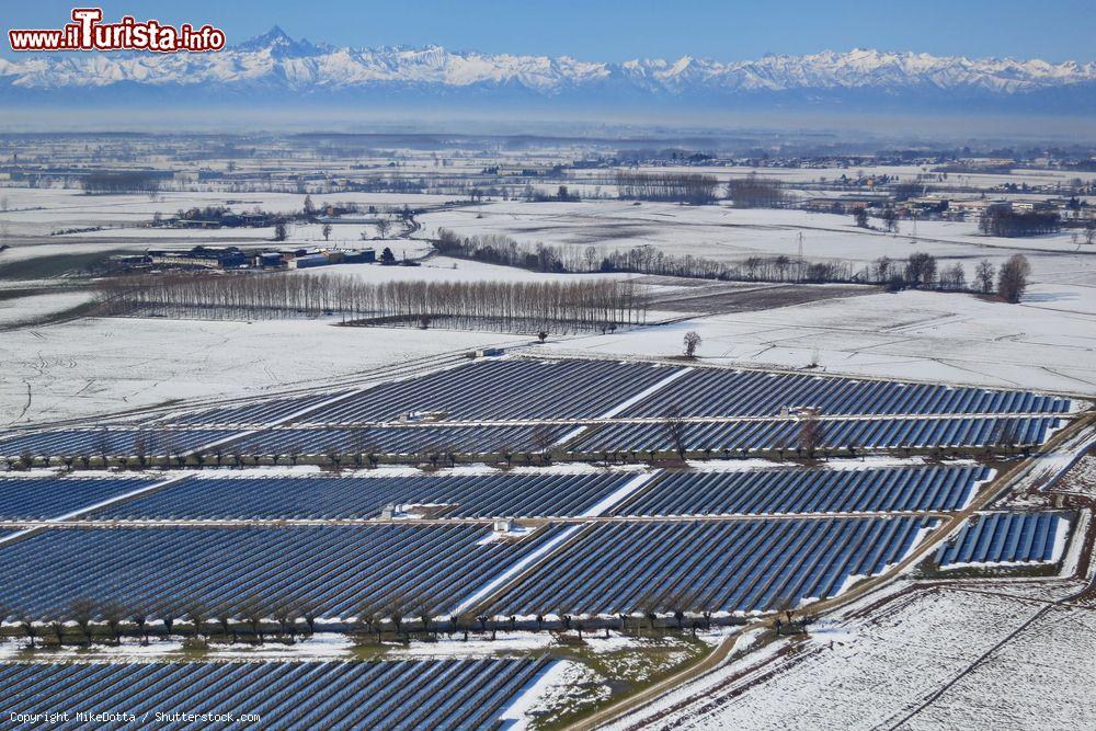 Immagine Campo fotovoltaico nelle campagne di Poirino in Piemonte dopo una nevicata invernale - © MikeDotta / Shutterstock.com