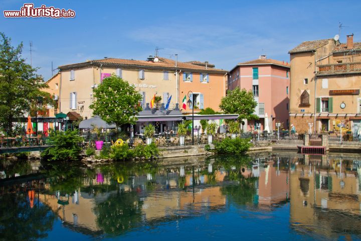 Immagine Le case si specchiano nell'acqua presente ovunque a L'Isle-sur-la-Sorgue. La cittadina sorge infatti tra i canali e i bracci del fiume Sorgue e appare come una piccola Venezia - © tipwam / Shutterstock.com