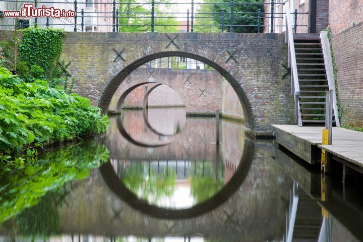 Immagine Il sistema di canali navigabili nel centro storico di Den Bosch, nella provincia del Brabante del Nord, in Olanda, è conosciuto con il nome di Binnendieze - foto © Rob van Esch  / Shutterstock.com