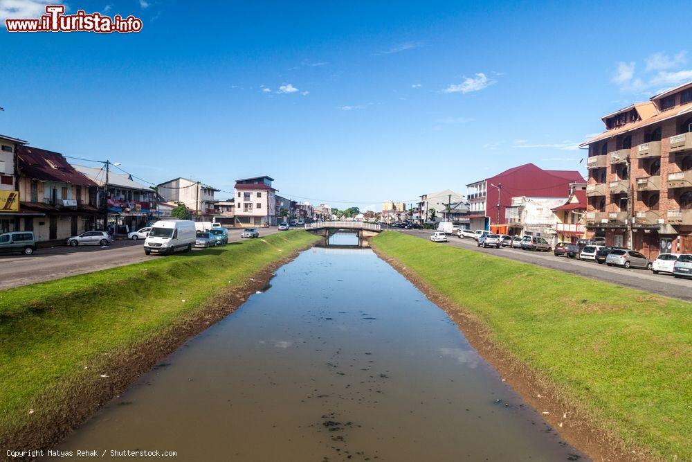 Immagine Il canale Laussat nel centro di Cayenne, capitale della Guyana Francese - © Matyas Rehak / Shutterstock.com