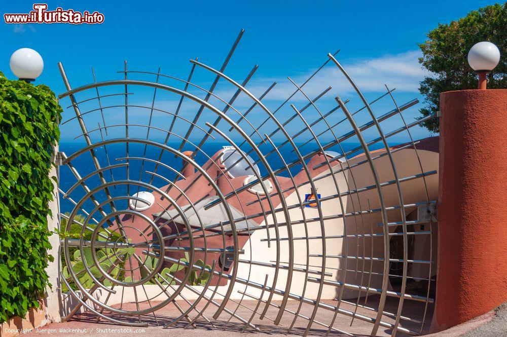 Immagine Cancello d'ingresso del Palais Bulles a Théoule-sur-Mer, dipartimento del Var (Francia) - © Juergen Wackenhut / Shutterstock.com