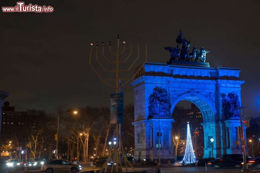 Immagine Durante l’Hanukkah, un'importante festa ebraica, viene illuminato il più grande candelabro ebraico del mondo che si trova sulla Grand Army Plaza a Manhattan - foto © Julienne Scaer