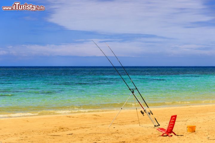 Immagine Canne da pesca in spiaggia a Marina di Pescoluse. Oltre che famosa per le sue acque limpide la spiaggia delle Maldive del Salento è ideale per fare snorkeling e dedicarsi all'hobby della pesca