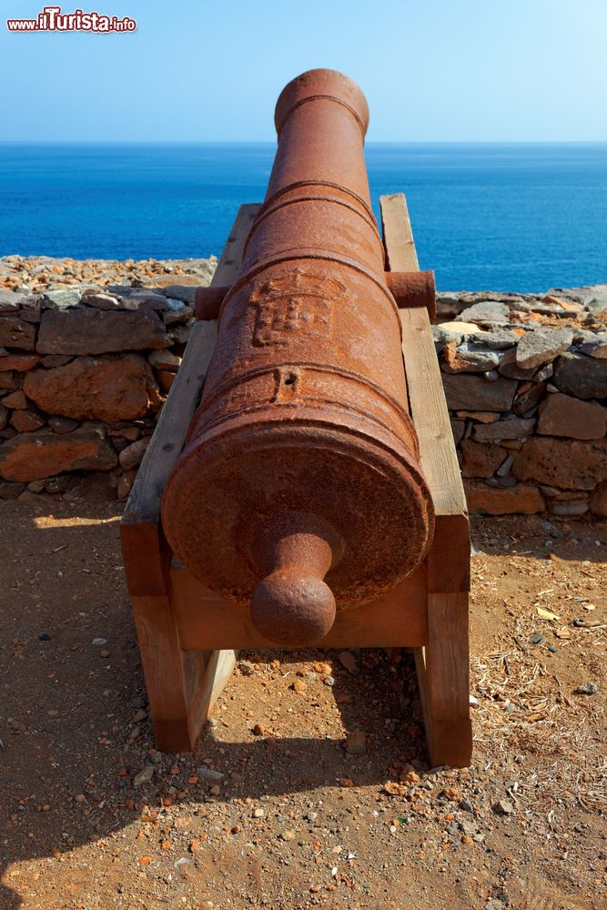 Immagine Il cannone dell'antica fortezza portoghese costruita a Capo Verde sull'isola di São Nicolau per diferndersi dagli attacchi di Sir Francis Drake.
