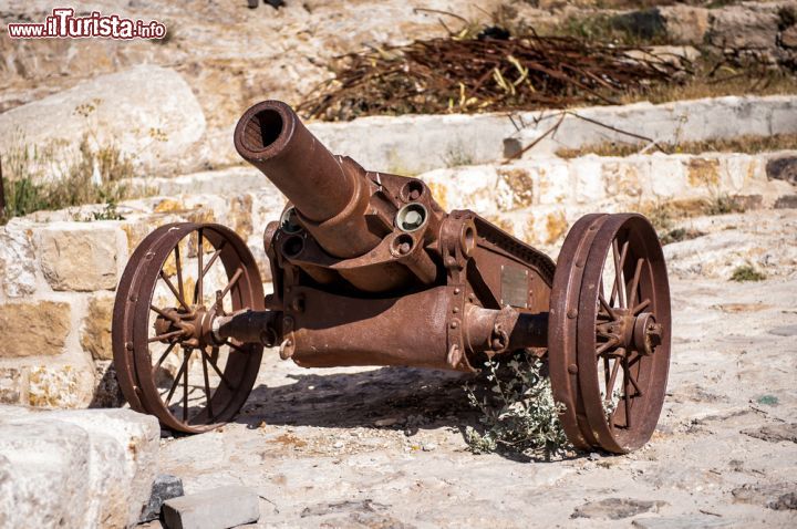 Immagine Cannone nel castello di Karak, Giordania. Fra gli oggetti e i reperti antichi ospitati nella fortezza vi è anche un cannone in perfetto stato di conservazione - © Anton_Ivanov / Shutterstock.com