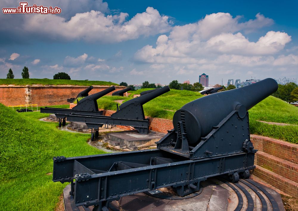 Immagine Cannoni al forte McHenry a Baltimora, Maryland. Questo forte, a forma di stella, è celebre in tutto il mondo per essere stato il luogo che ha dato la nascita all'inno nazionale americano.