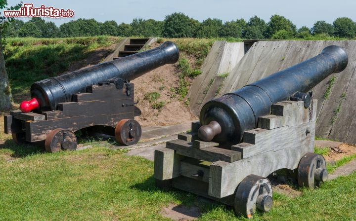 Immagine Cannoni lungo le fortificazioni ed i fossati del villaggio di Bourtange, provincia di Groningen, Olanda - © Daan Kloeg / Shutterstock.com