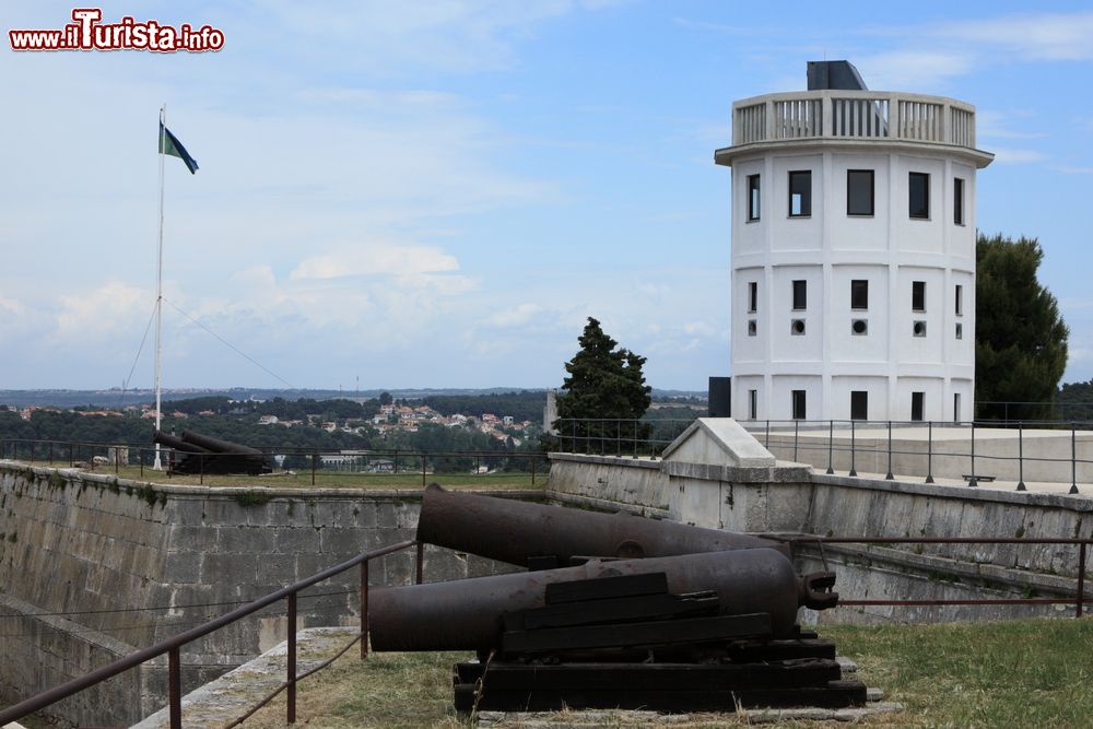 Immagine Cannoni sulla fortezza di Pola, Croazia. Questa fortezza aveva il compito di difendere la città dagli attacchi sferrati dal mare: erano per lo più a forma circolare o ad anello per respingere le granate.