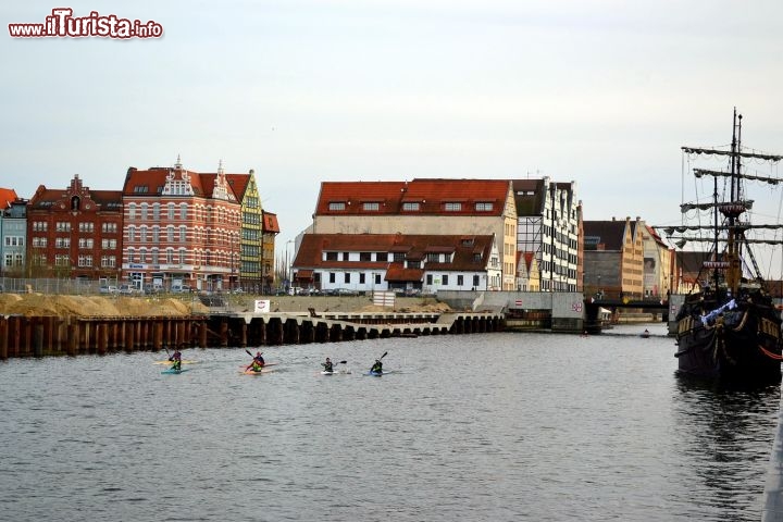 Immagine Canoa sul fiume Motława: passeggiando sulla Riva Lunga di Danzica è piuttosto comune vedere sportivi ed appassionati della canoa allenarsi nel fiume, sfruttando la tranquillità delle acque del vecchio porto.