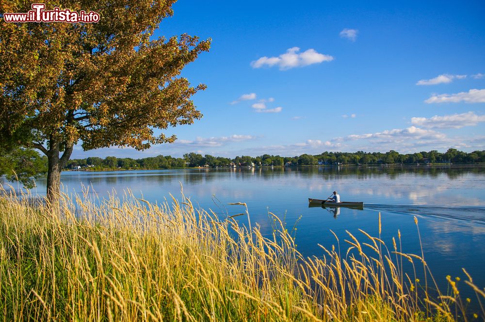 Immagine Canoa nel lago Monona a Madison, Wisconsin, da Bringham Park.