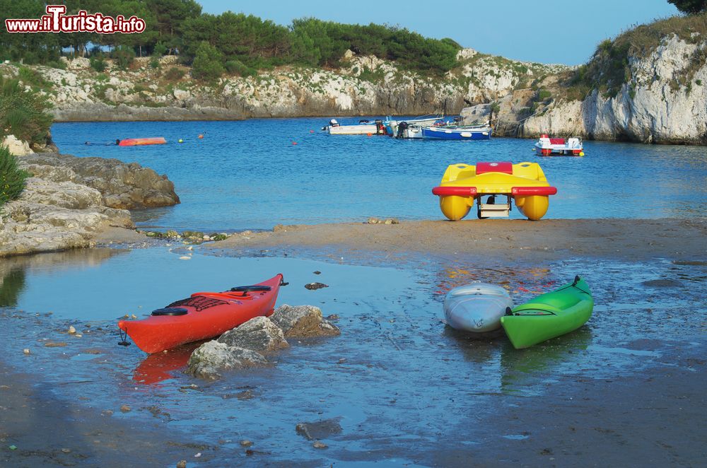 Immagine Canoe e pedalò sulla spiaggia di Porto Badisco, Puglia.