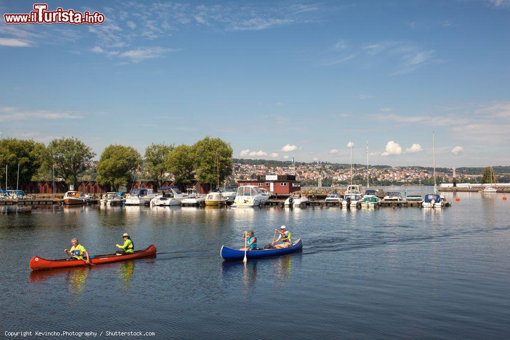 Immagine Canoe sul lago Vattern nella cittadina di Jonkoping, Svezia - © Kevincho.Photography / Shutterstock.com