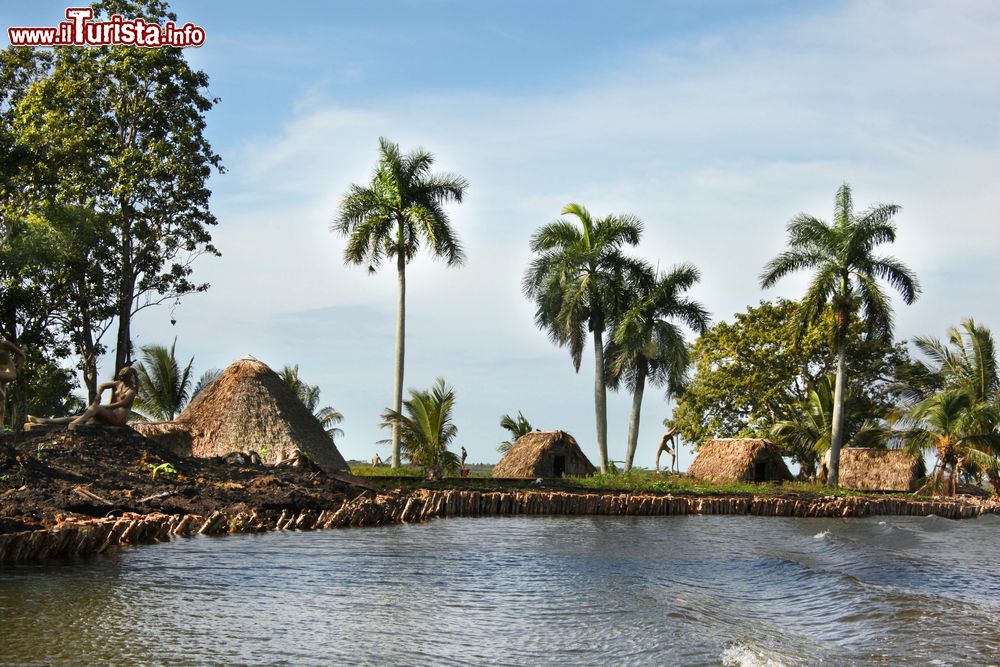 Immagine Capanne del villaggio taìno ricostruite sulla Laguna del Tesoro a Guamà (Matanzas, Cuba).