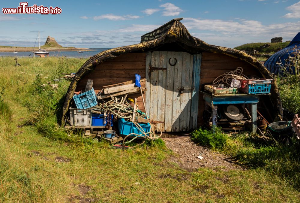 Immagine Capannoni di stoccaggio barche sull'isola di Lindisfarne, Inghilterra.