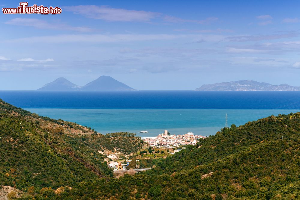 Immagine Capo di Milazzo, Sicilia. All'interno del promontorio si trova una cittadella fortifcata costruita in epoca federiciana e più volte ampliata nel corso dei secoli.